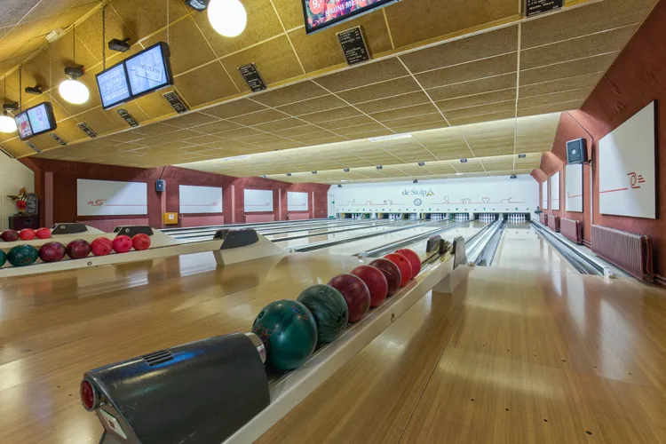 Bowlingbanen met rekken vol ballen