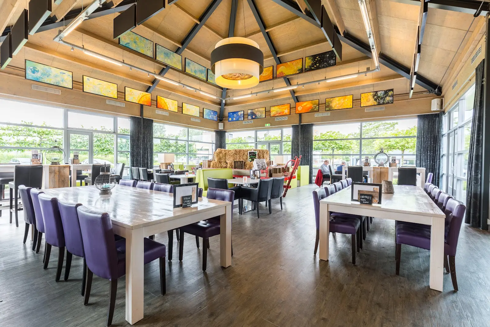 Het lunchcafé van De Stolp met lange houten tafels en veel daglicht