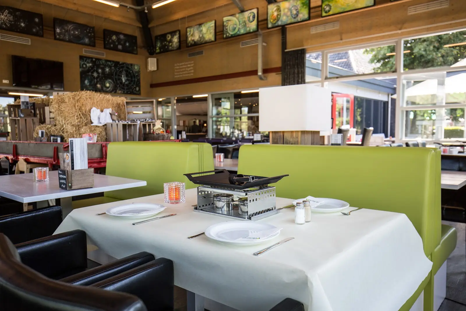 Gedekte tafels met tafelgrill in het restaurant van De Stolp