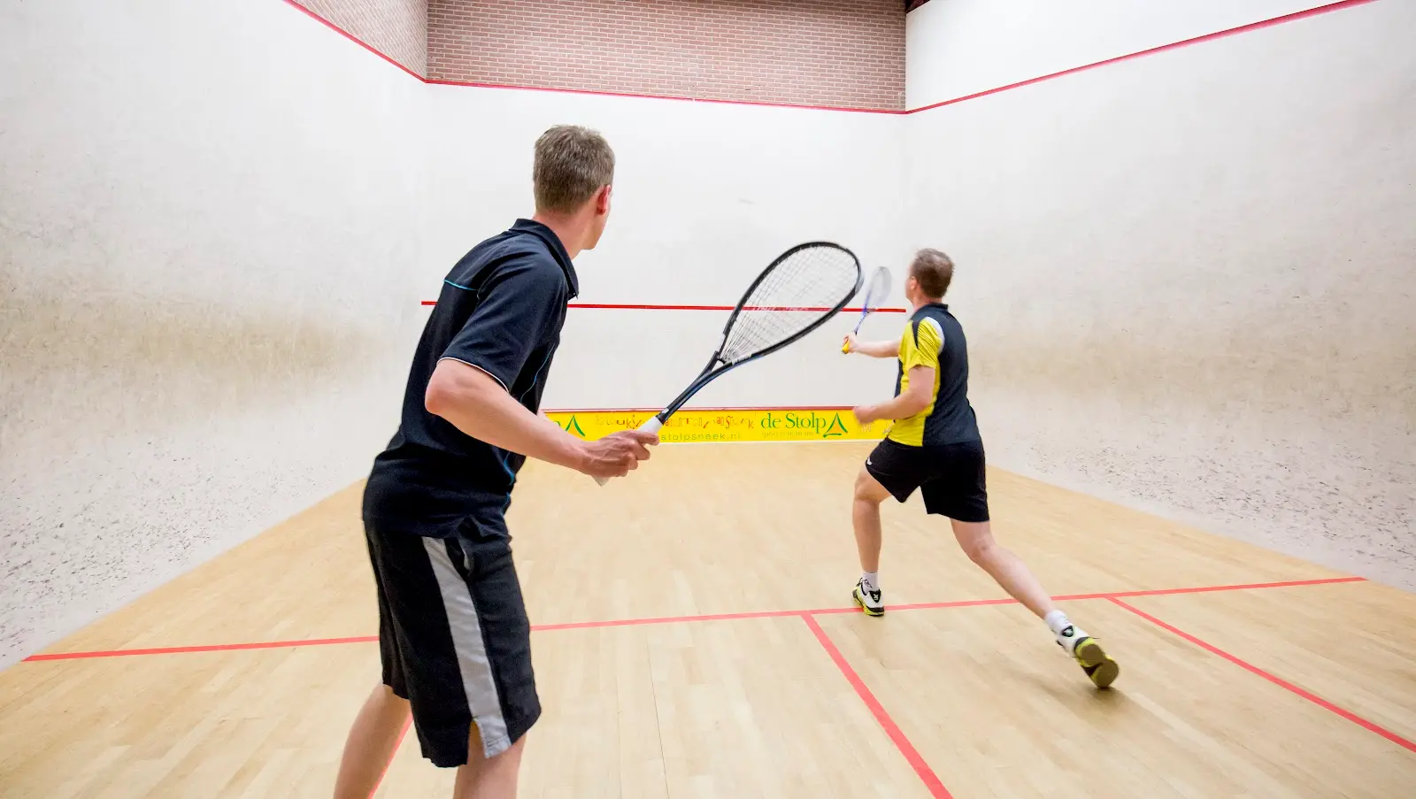 Twee spelers tijdens een squashpartij bij De Stolp