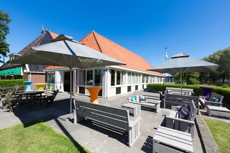 Terras met parasols in de zon